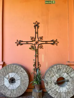 Crucifijo junto a piedras de molino.
