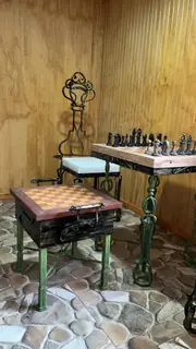 Mesa de ajedrez y silla.