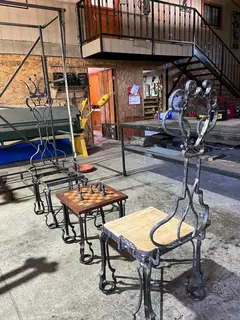 Mesa de ajedrez y sillas en el taller.