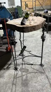 Mesa de bar con patas de vid.