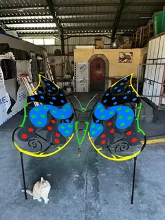Mariposa de colores en el taller.