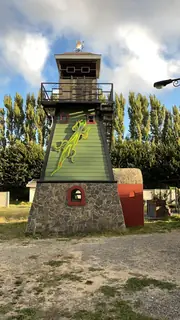 Torre con figuras decorativas.