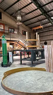 Interior del taller y entrepiso.