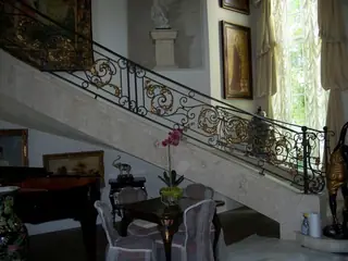 Escalera con baranda ornamental.