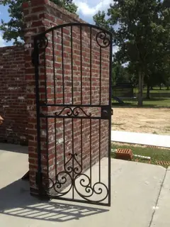 Puerta de jardín en muro de ladrillo.