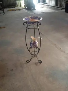 Soporte con estantes curvos.