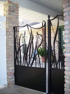 Portón con formas vegetales.