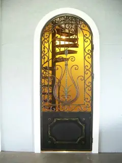 Puerta arqueada iluminada.