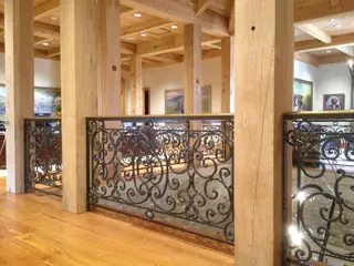 Baranda entre columnas de madera.