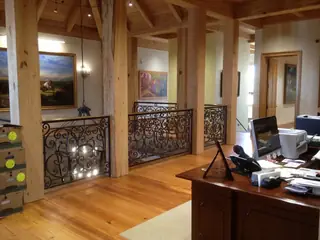 Baranda interior con grandes volutas.