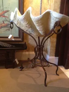 Soporte de hierro con cuenco.