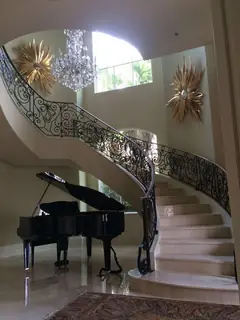Escalera curva y piano.