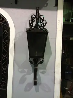 Farol de pared con volutas.