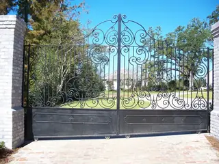 Portón de dos hojas con volutas.