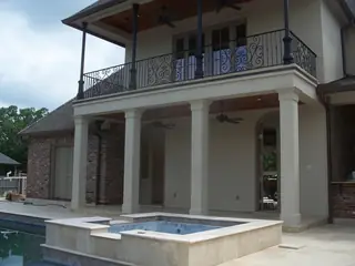 Fachada con balcones y columnas.