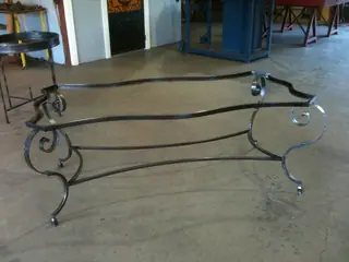 Estructura de mesa con patas curvas.