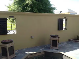 Patio con aberturas enrejadas.