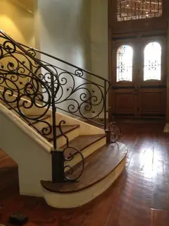 Escalera con peldaños de madera.