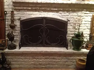 Pantalla delante de chimenea de piedra.