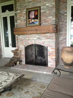 Pantalla en chimenea de ladrillo.