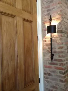 Aplique junto a puerta de madera.