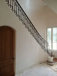 Escalera con balaustres delgados.