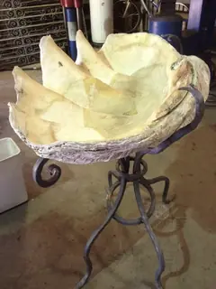Cuenco sobre soporte de tres patas.