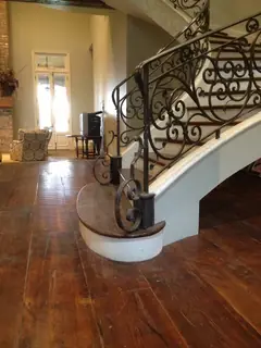 Arranque de escalera con volutas.