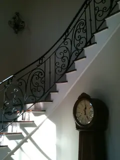 Escalera de madera con hierro ornamental.