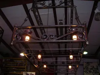 Lámpara rectangular suspendida.
