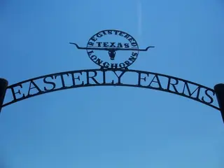 Arco con letrero EASTERLY FARMS.