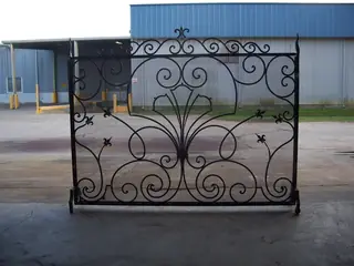 Panel de portón con volutas.