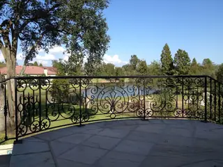 Baranda alrededor de una terraza.