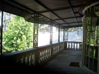 Galería cubierta entre árboles.