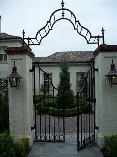 Entrada con arco y portón.