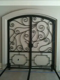 Puertas dobles con grandes volutas.
