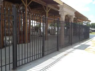 Cerramiento recto bajo cubierta.