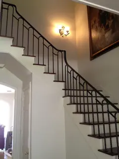 Escalera con baranda de líneas simples.