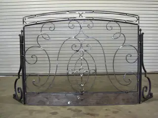 Panel ornamental apoyado en una pared.