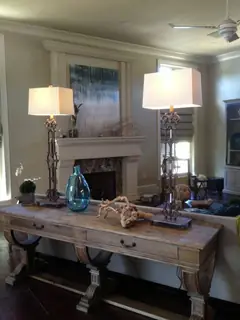 Mesa consola en una entrada.