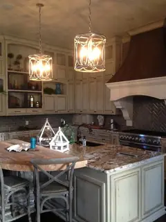 Lámparas colgantes sobre una cocina.