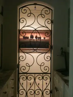 Reja ornamental delante de estantes.