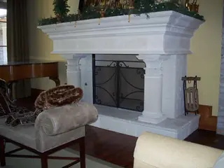 Pantalla en chimenea de repisa clara.