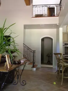 Interior con baranda y escalera.