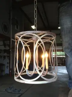 Lámpara colgante de aros.