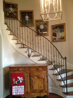 Escalera de madera y baranda de hierro.