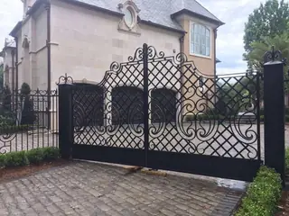Portón con rombos y volutas.