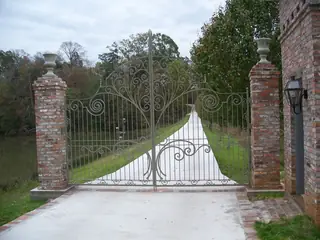 Portón claro al final de un camino.