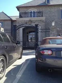 Portón visto desde la calle.
