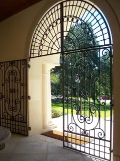 Portón arqueado visto desde dentro.